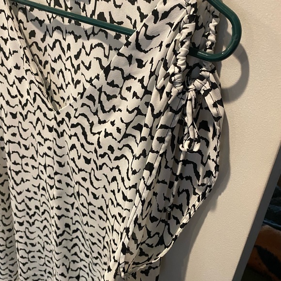 a.n.a. | A New Approach | Women's | Black and White Pattern Top Blouse | XL - Picture 3 of 10